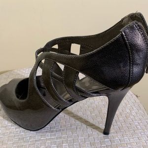 Carlos Santana women’s open toes pump